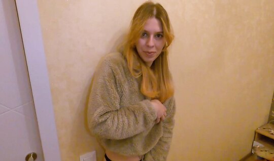 Русская соседка сама попросила парня о страстном сексе