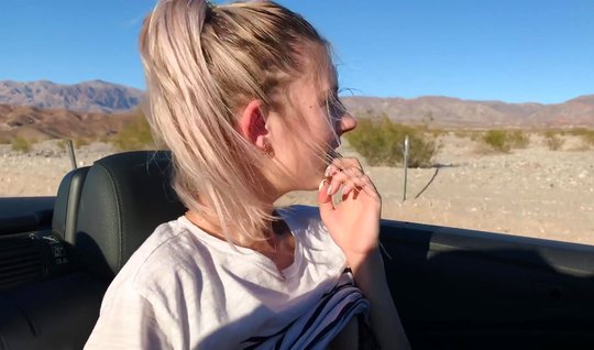 Русская блондинка в машине и на публике показывает свои сочные щелочки