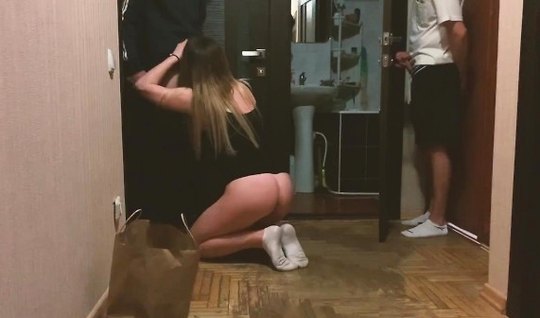 Русская девушка изменяет своему другу и снимает это на домашнюю камеру