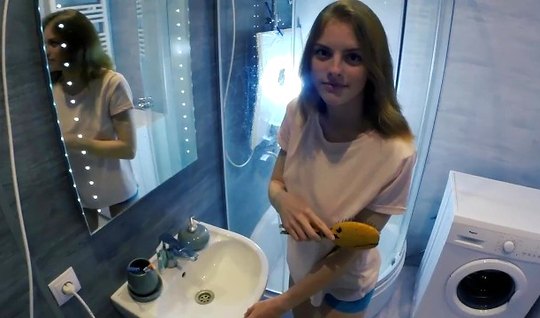 Худенькая молодуха в ванной прогнулась раком для порно от первого лица