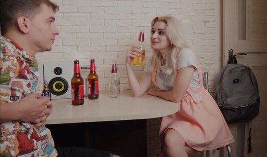 Пьяная русская пара занялась анальным сексом на кухонном столе