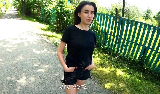 Русский пикапер пристает к молоденькой телочке и имеет ее в рот на улице