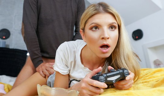 Русская геймерша трахается раком с любовником не отрываясь от игры...